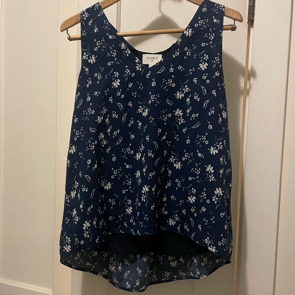 Everly Size Medium Navy Blue Floral Tank Top
